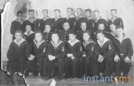 курсанты механики первого набора после сдачи экзаменов за первый курс 1948 г
