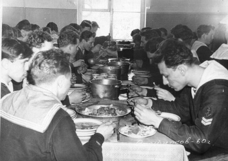 В столовой училища. Дружно обедаем 1961