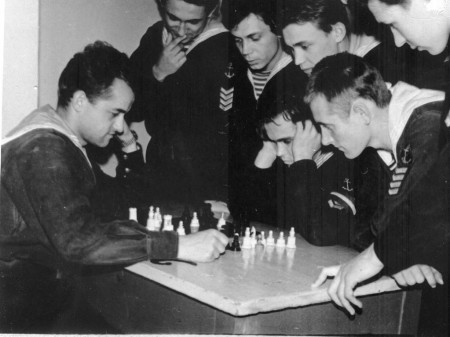Нечаев В. и В. Сорокин сражаются в шахматы.