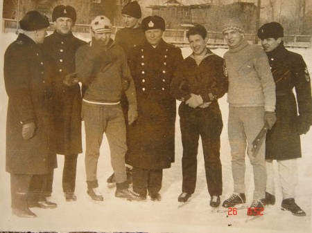 справа на лево - бекасов, антонов, костров, смирнов, никифоров  - сборная училища по конькам - 1967 год