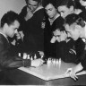 Нечаев В. и В. Сорокин сражаются в шахматы.